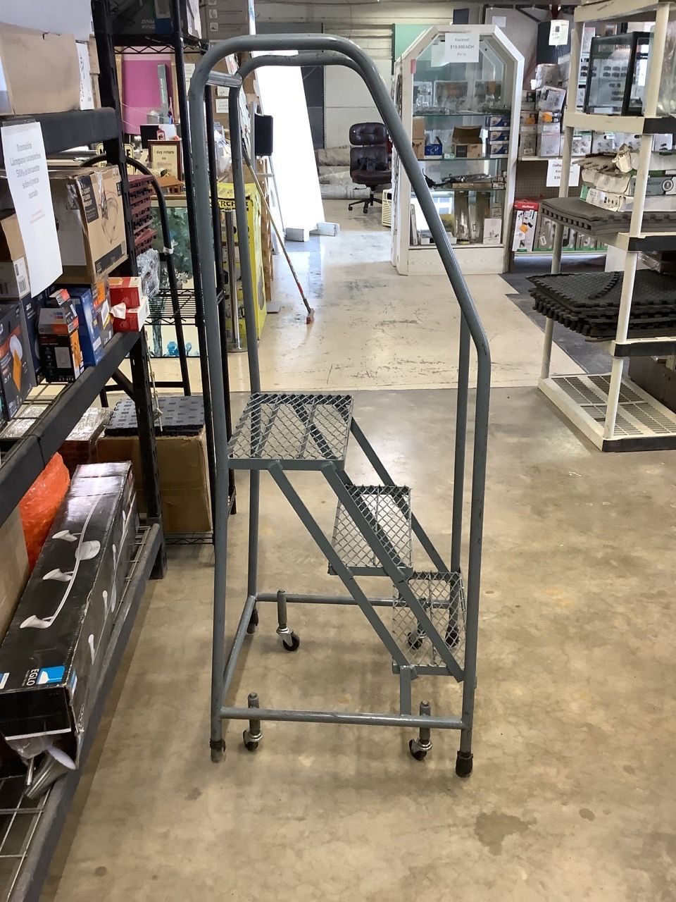 Step Ladder w/ 4 Swivel Casters