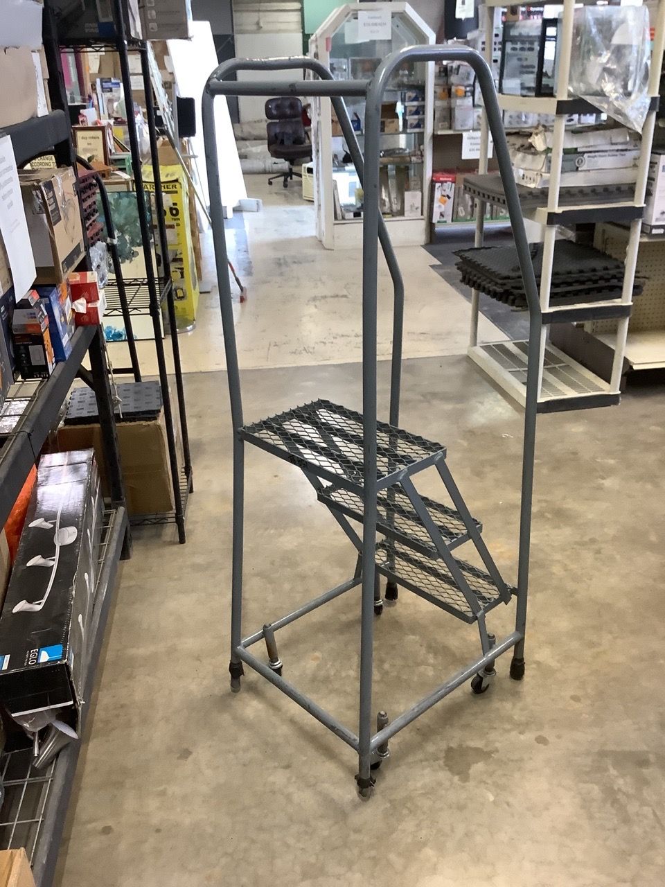 Step Ladder w/ 4 Swivel Casters