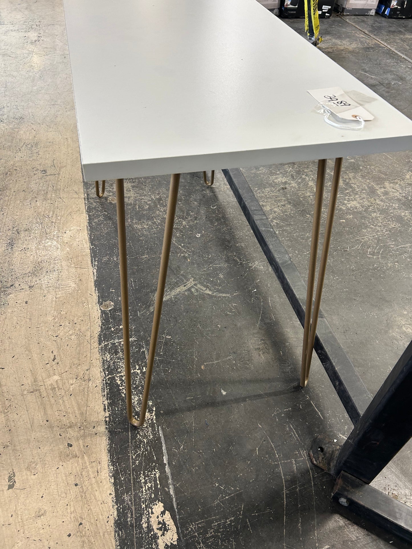 Accent desk table
