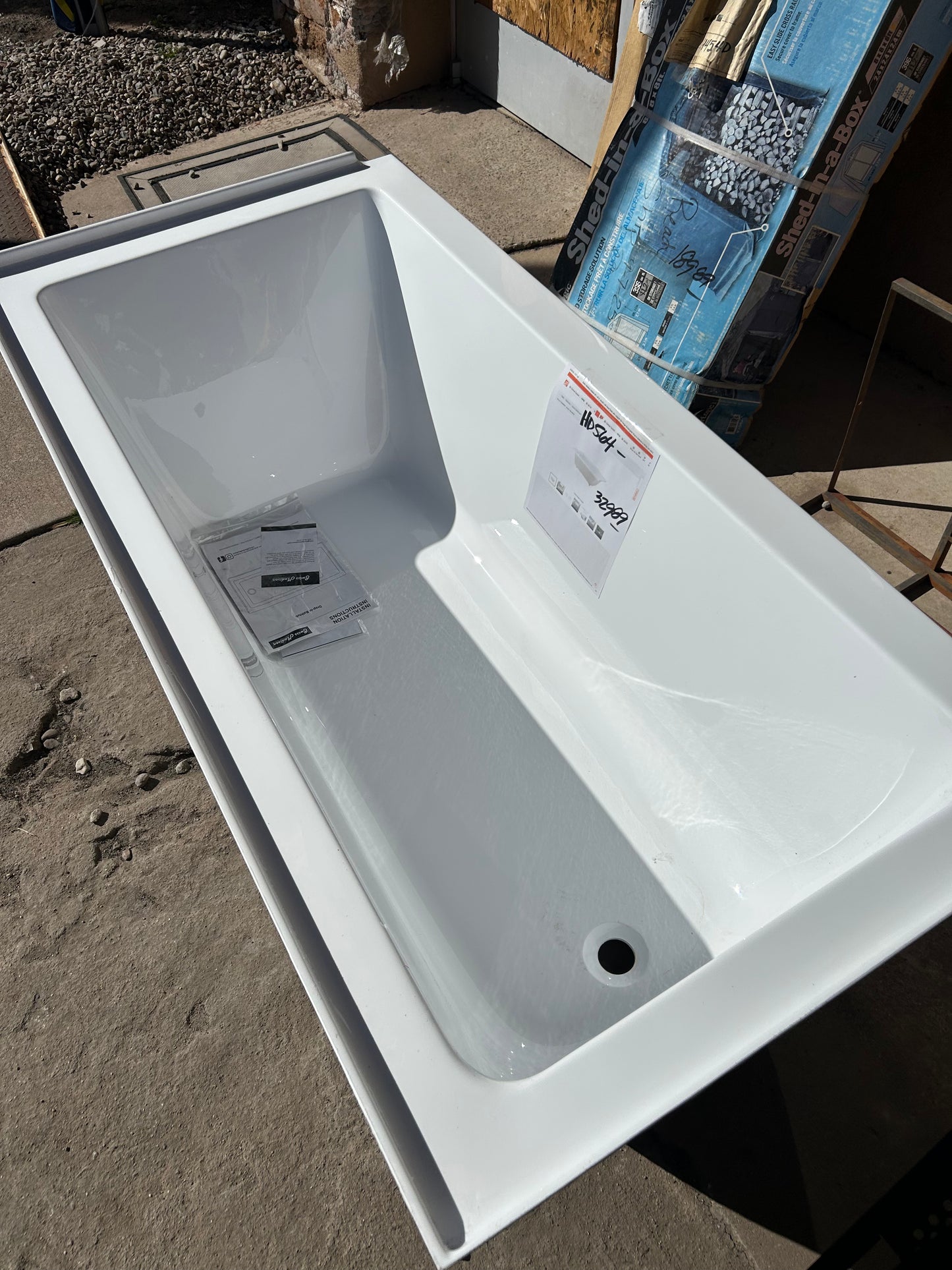 Swiss Madison left-hand drain bathtub