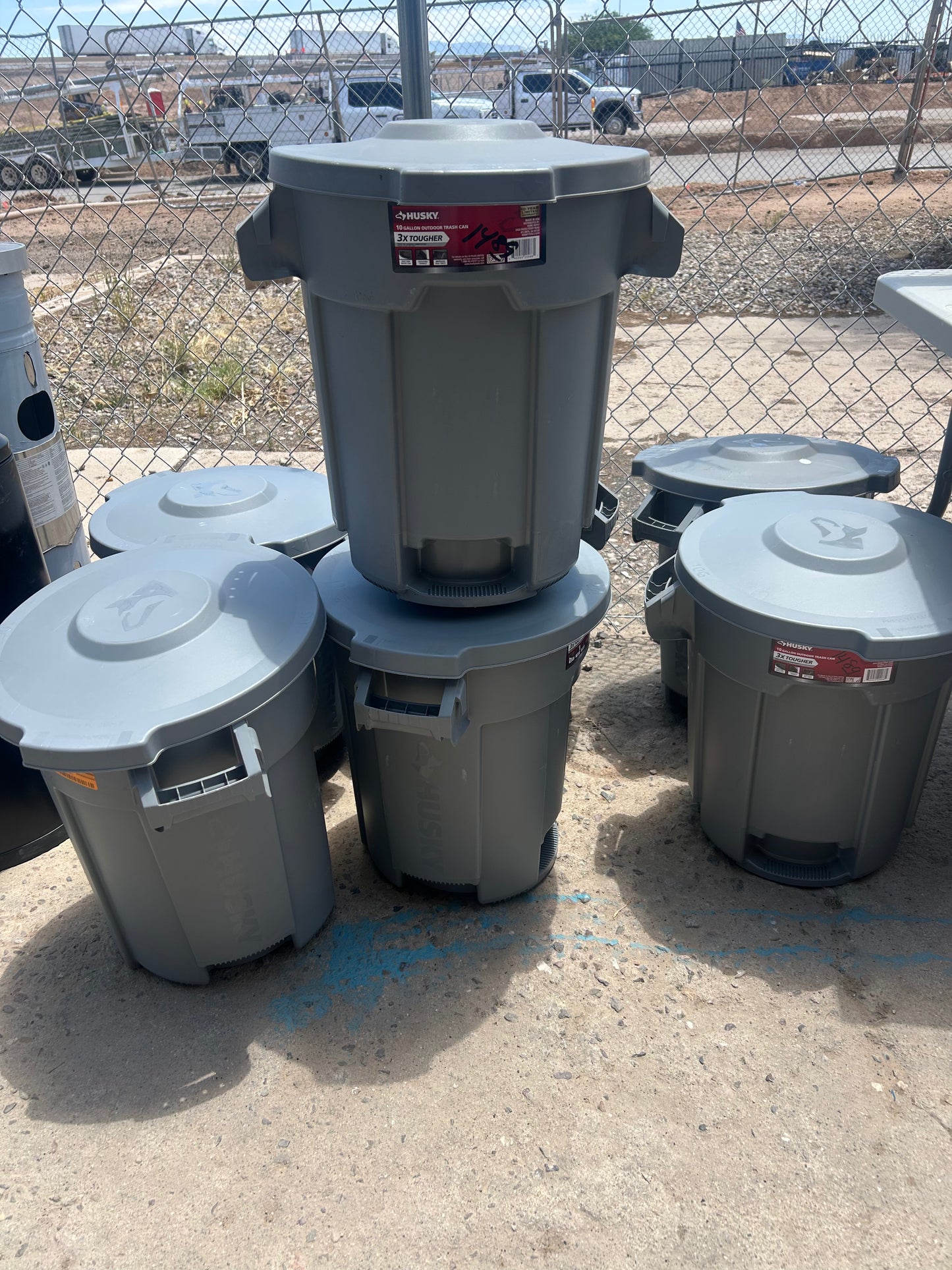 Husky 10 gallon outdoor trashcan ￼