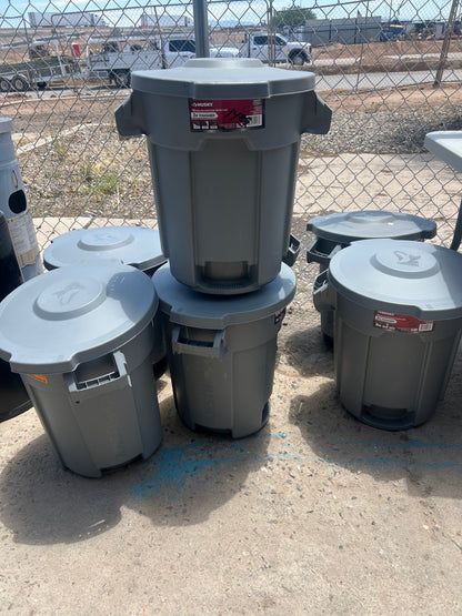 Husky 10 gallon outdoor trashcan ￼