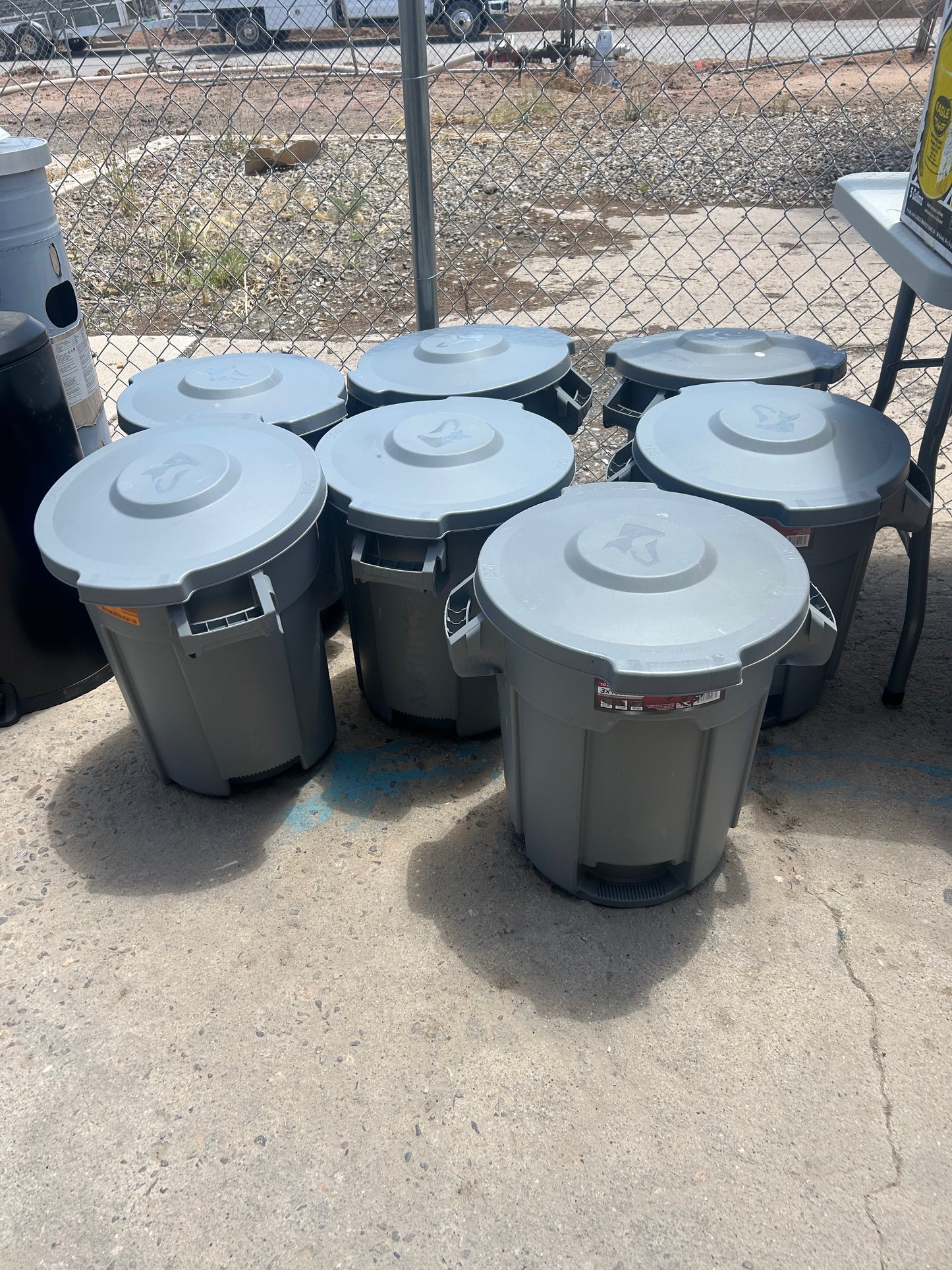Husky 10 gallon outdoor trashcan ￼