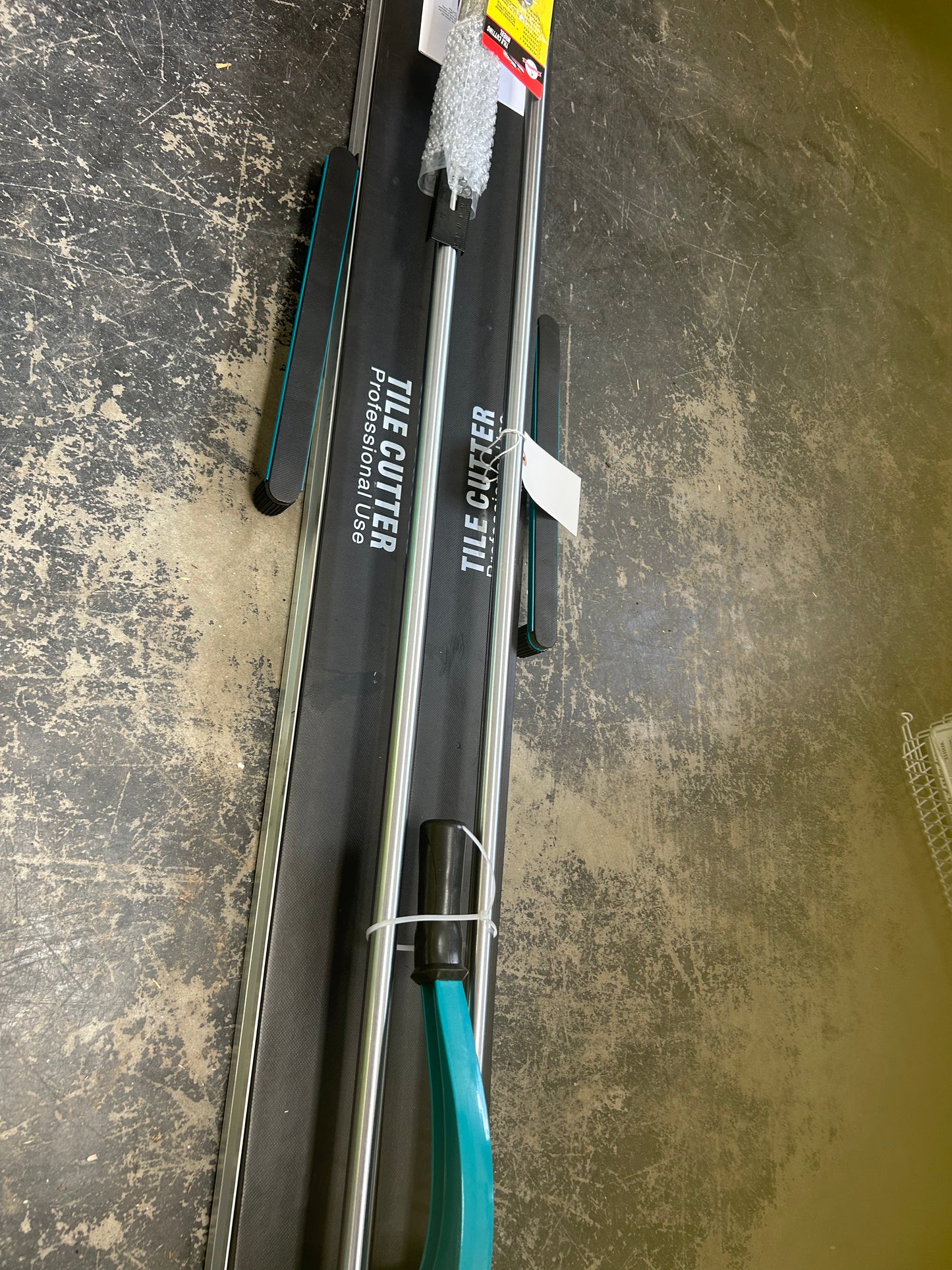 Manual tile cutter