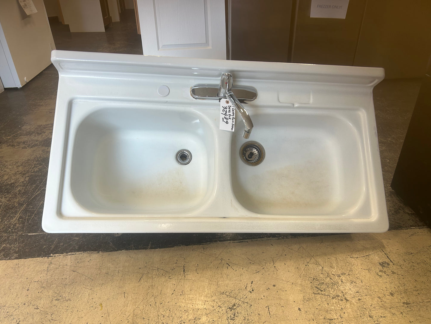 Country farm sink with faucet ￼