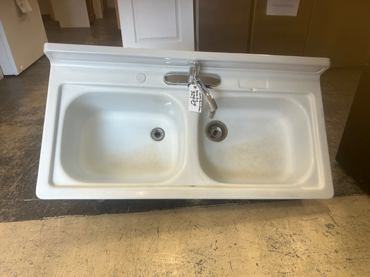 Country farm sink with faucet ￼