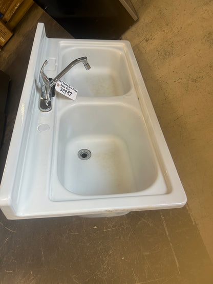 Country farm sink with faucet ￼