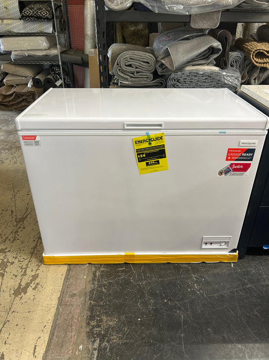 Chest freezer in white ￼