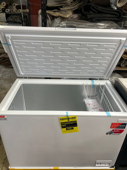 Chest freezer in white ￼