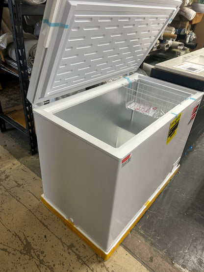 Chest freezer in white ￼