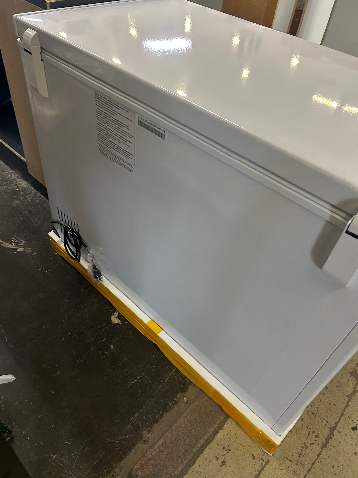 Chest freezer in white ￼