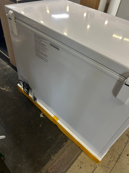Chest freezer in white ￼