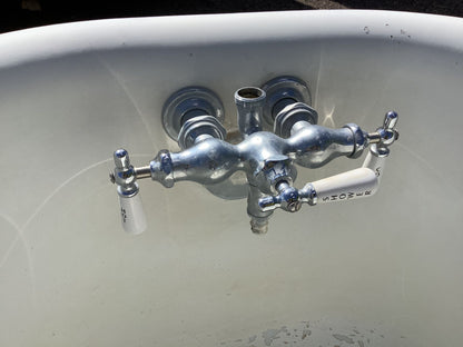 65 in. Clawfoot Tub w/ Faucet